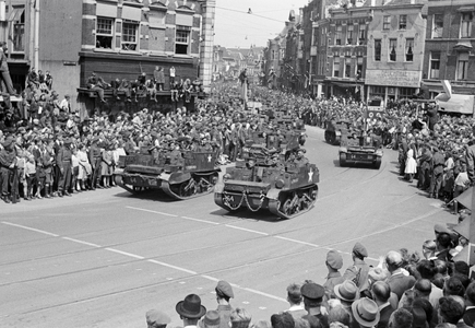 831615 Afbeelding van de Memorial D-Day Parade met militairen van de 3rd Canadian Infantry Division op de Neude te ...